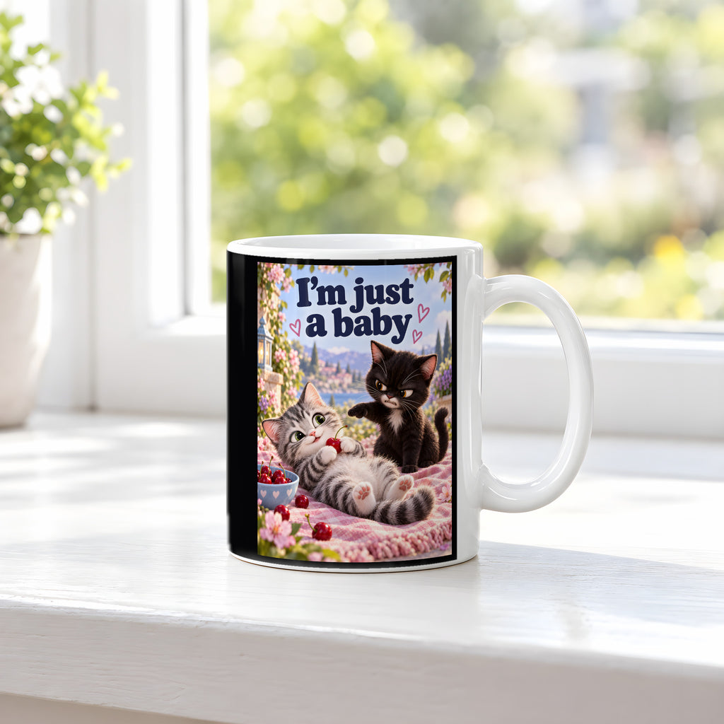 Kirschenunschuld – Katzentasse mit Spruch. Spruch: I’m just a baby Beidseitige Motivansicht. 3 FENSTER. Weiß.