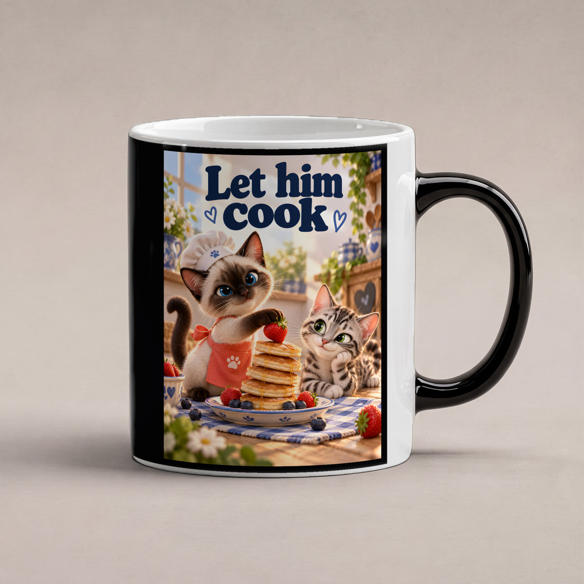 Pfannkuchenchef – Katzentasse mit Spruch. Spruch: Let him cook Beidseitige Motivansicht. 1 STUDIO HEISS. Zaubertasse: Wärmeeffekt.