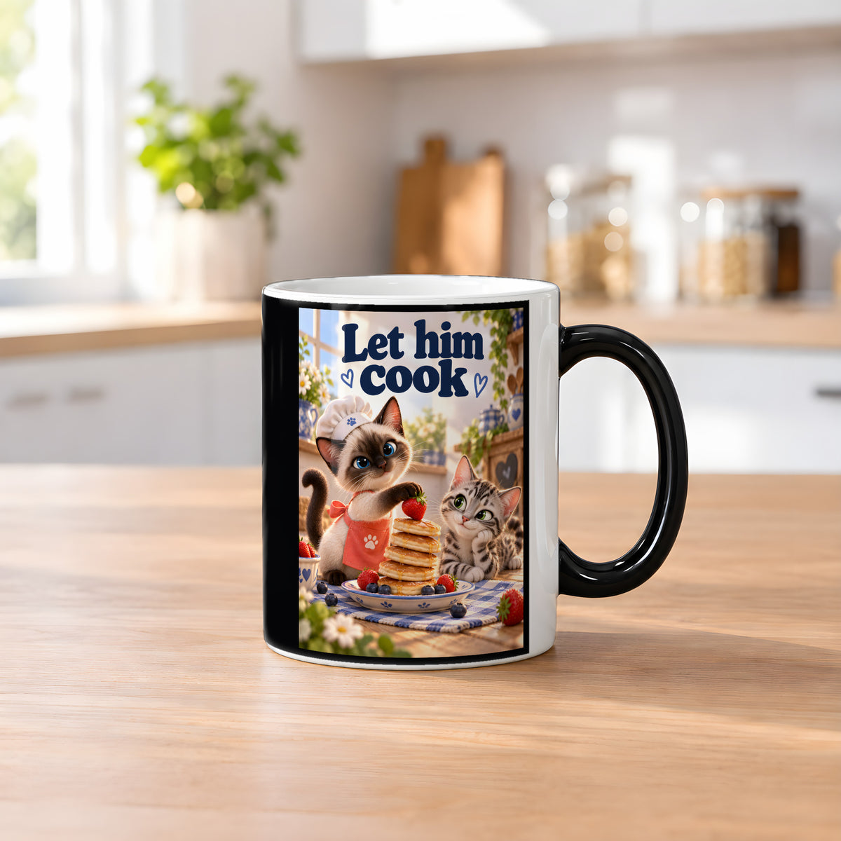Pfannkuchenchef – Katzentasse mit Spruch. Spruch: Let him cook Beidseitige Motivansicht. 2 KUECHE HEISS. Zaubertasse: Wärmeeffekt.