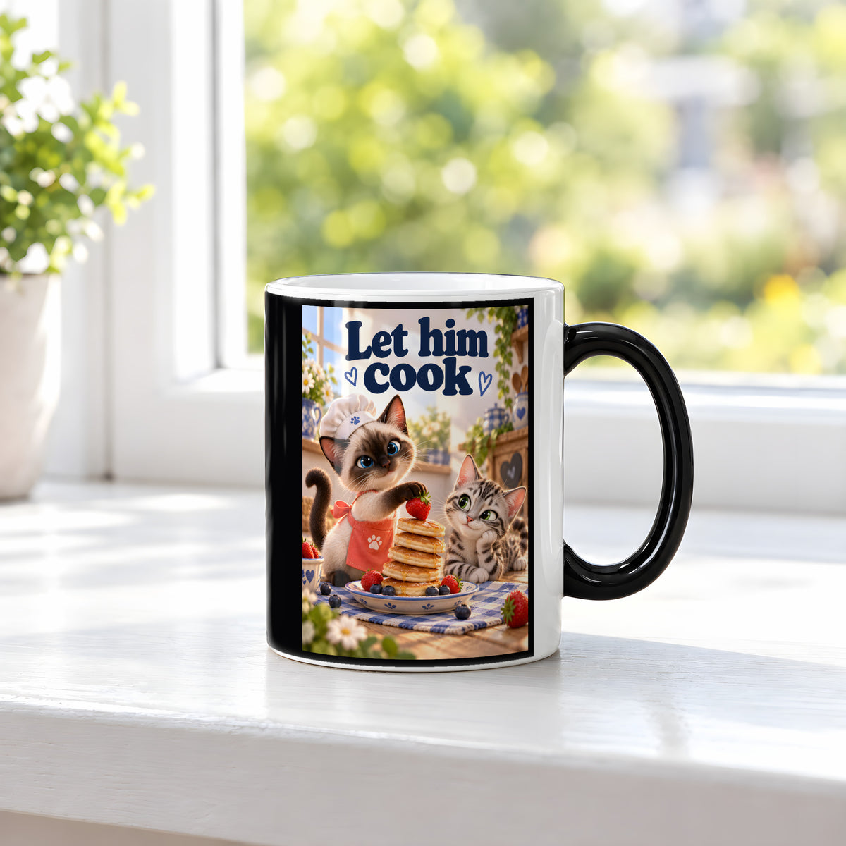 Pfannkuchenchef – Katzentasse mit Spruch. Spruch: Let him cook Beidseitige Motivansicht. 3 FENSTER HEISS. Zaubertasse: Wärmeeffekt.