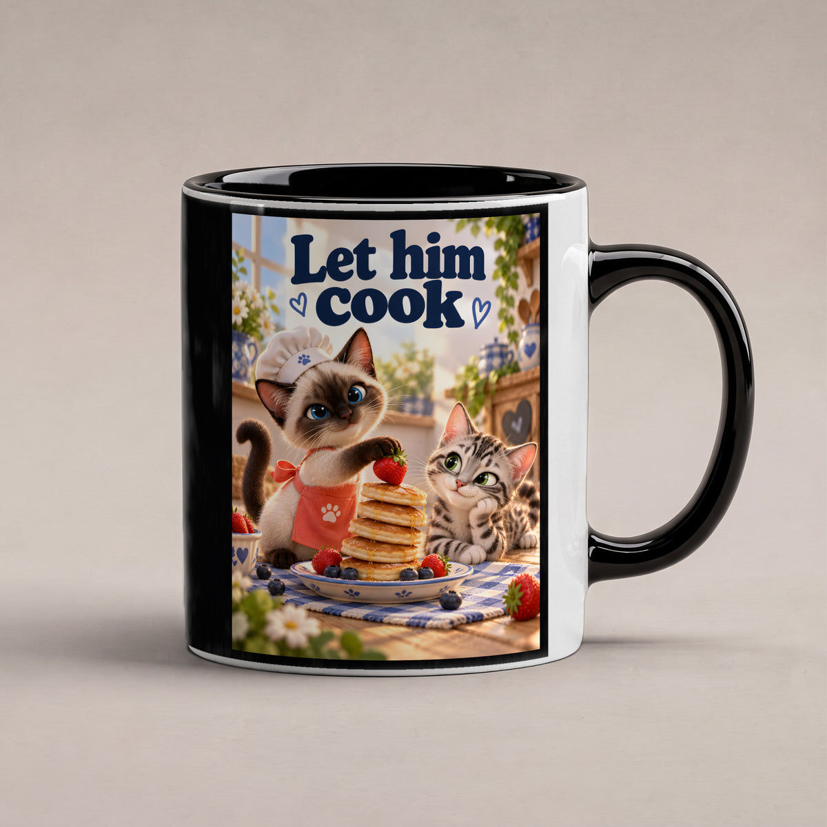 Pfannkuchenchef – Katzentasse mit Spruch. Spruch: Let him cook Beidseitige Motivansicht. 1 STUDIO. Innen schwarz.