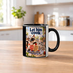 Pfannkuchenchef – Katzentasse mit Spruch. Spruch: Let him cook Beidseitige Motivansicht. 2 KUECHE. Innen schwarz.