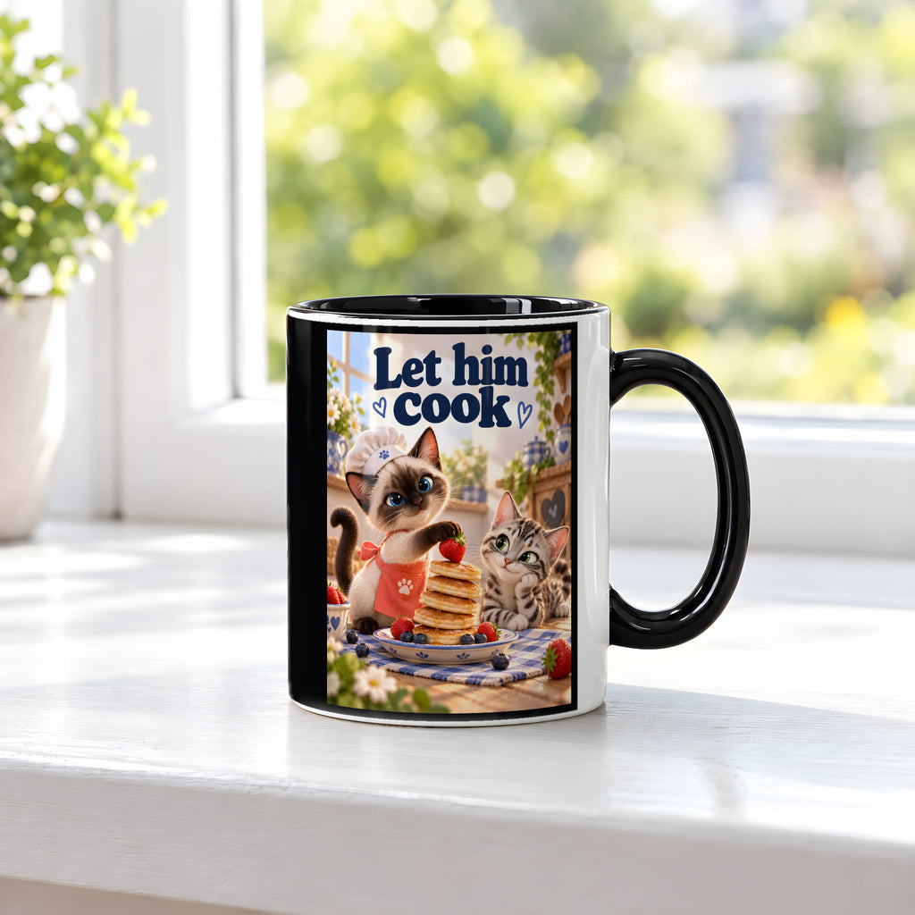 Pfannkuchenchef – Katzentasse mit Spruch. Spruch: Let him cook Beidseitige Motivansicht. 3 FENSTER. Innen schwarz.