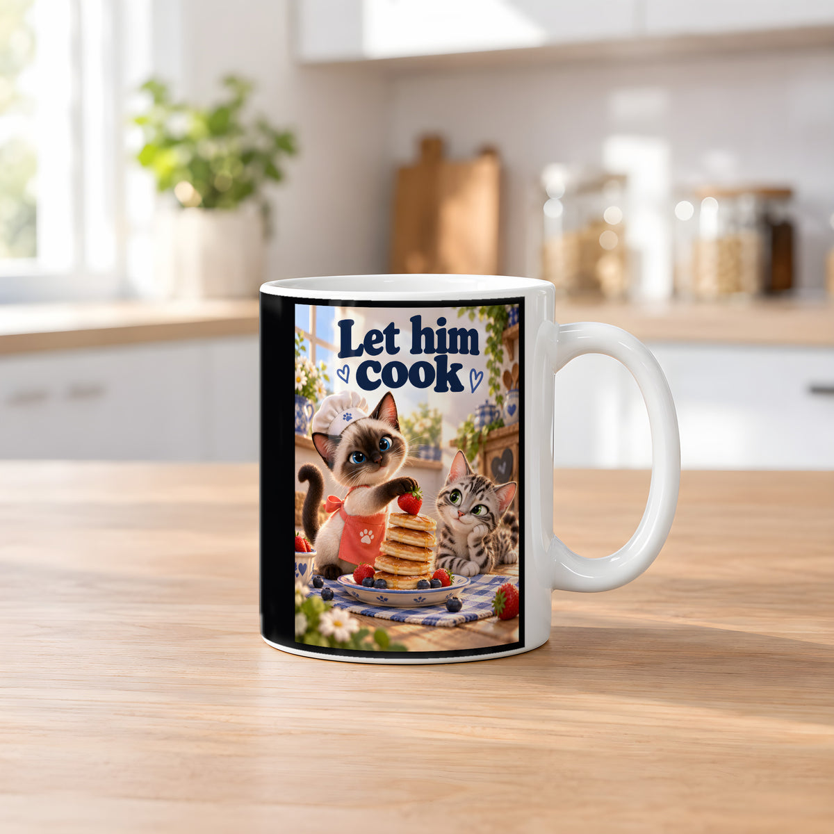 Pfannkuchenchef – Katzentasse mit Spruch. Spruch: Let him cook Beidseitige Motivansicht. 2 KUECHE. Weiß.