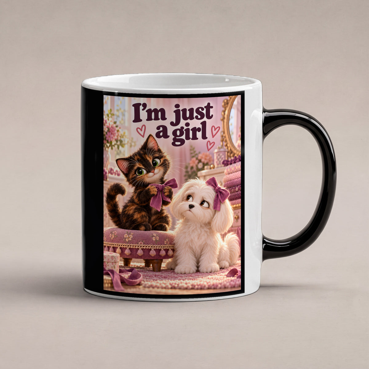 Schleifenkomplott – Katzentasse mit Spruch. Spruch: I’m just a girl Beidseitige Motivansicht. 1 STUDIO HEISS. Zaubertasse: Wärmeeffekt.