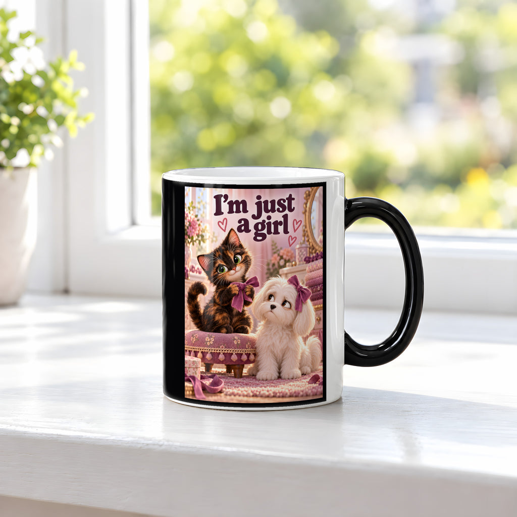 Schleifenkomplott – Katzentasse mit Spruch. Spruch: I’m just a girl Beidseitige Motivansicht. 3 FENSTER HEISS. Zaubertasse: Wärmeeffekt.