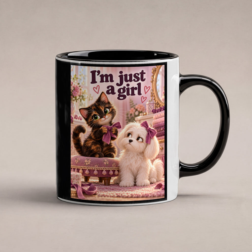 Schleifenkomplott – Katzentasse mit Spruch. Spruch: I’m just a girl Beidseitige Motivansicht. 1 STUDIO. Innen schwarz.