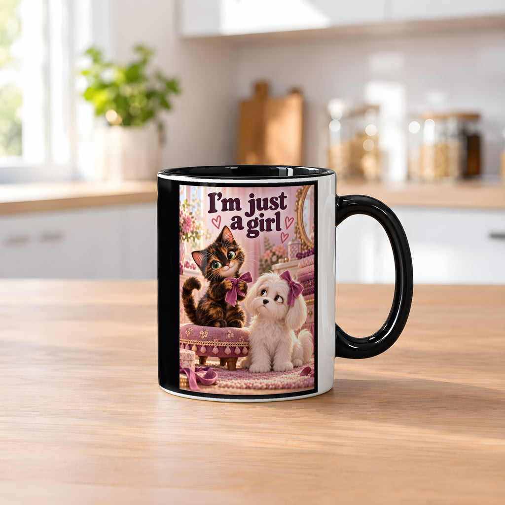 Schleifenkomplott – Katzentasse mit Spruch. Spruch: I’m just a girl Beidseitige Motivansicht. 2 KUECHE. Innen schwarz.