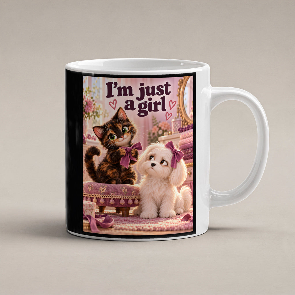 Schleifenkomplott – Katzentasse mit Spruch. Spruch: I’m just a girl Beidseitige Motivansicht. 1 STUDIO. Weiß.