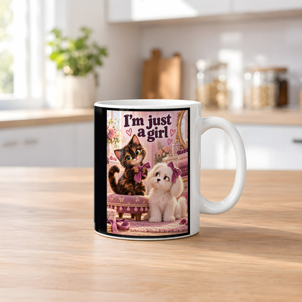 Schleifenkomplott – Katzentasse mit Spruch. Spruch: I’m just a girl Beidseitige Motivansicht. 2 KUECHE. Weiß.