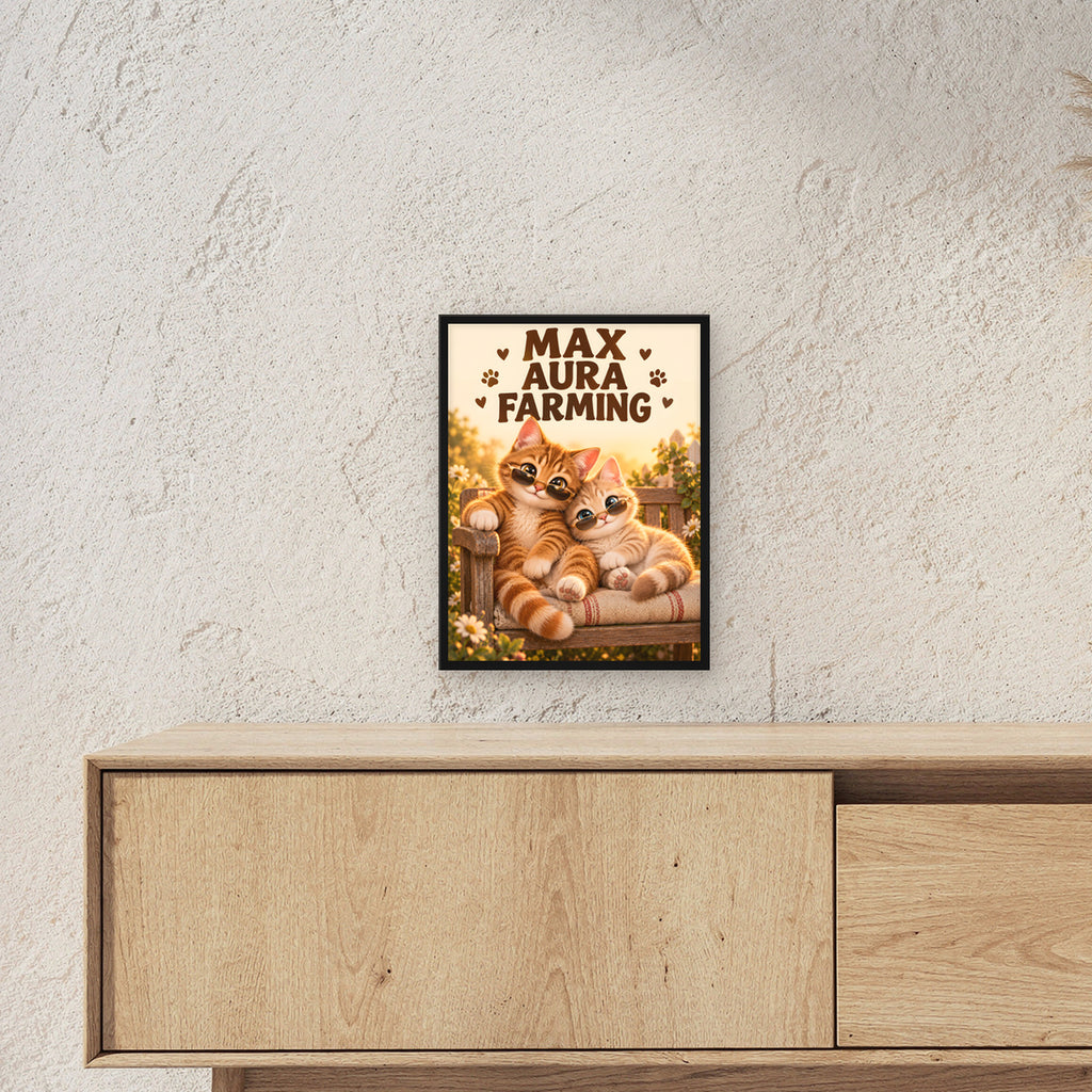 Zwei coole Samtpfoten – Gerahmtes Katzenbild. Spruch: MAX AURA FARMING Schwarzer Rahmen ohne Passepartout. 3 RAUM 30x40cm. 30×40 cm.