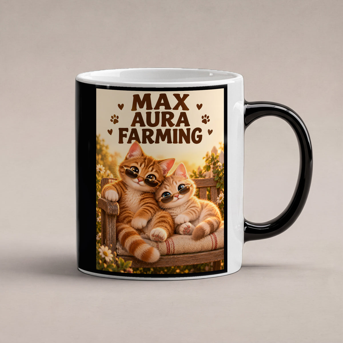 Zwei coole Samtpfoten – Katzentasse mit Spruch. Spruch: MAX AURA FARMING Beidseitige Motivansicht. 1 STUDIO HEISS. Zaubertasse: Wärmeeffekt.
