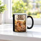 Zwei coole Samtpfoten – Katzentasse mit Spruch. Spruch: MAX AURA FARMING Beidseitige Motivansicht. 3 FENSTER HEISS. Zaubertasse: Wärmeeffekt.