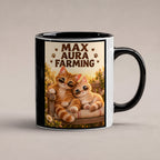 Zwei coole Samtpfoten – Katzentasse mit Spruch. Spruch: MAX AURA FARMING Beidseitige Motivansicht. 1 STUDIO. Innen schwarz.