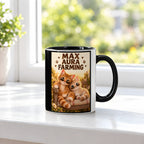 Zwei coole Samtpfoten – Katzentasse mit Spruch. Spruch: MAX AURA FARMING Beidseitige Motivansicht. 3 FENSTER. Innen schwarz.