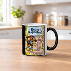 Kleiner Rollbrettheld – Dackeltasse mit Spruch. Spruch: Keine Kapriolen! Beidseitige Motivansicht. 2 KUECHE HEISS. Zaubertasse: Wärmeeffekt.