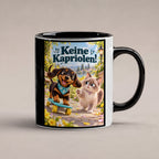 Kleiner Rollbrettheld – Dackeltasse mit Spruch. Spruch: Keine Kapriolen! Beidseitige Motivansicht. 1 STUDIO. Innen schwarz.