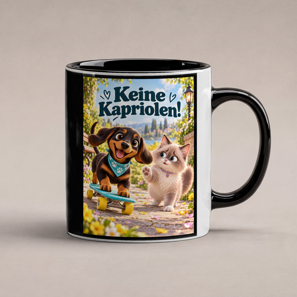 Kleiner Rollbrettheld – Dackeltasse mit Spruch. Spruch: Keine Kapriolen! Beidseitige Motivansicht. 1 STUDIO. Innen schwarz.