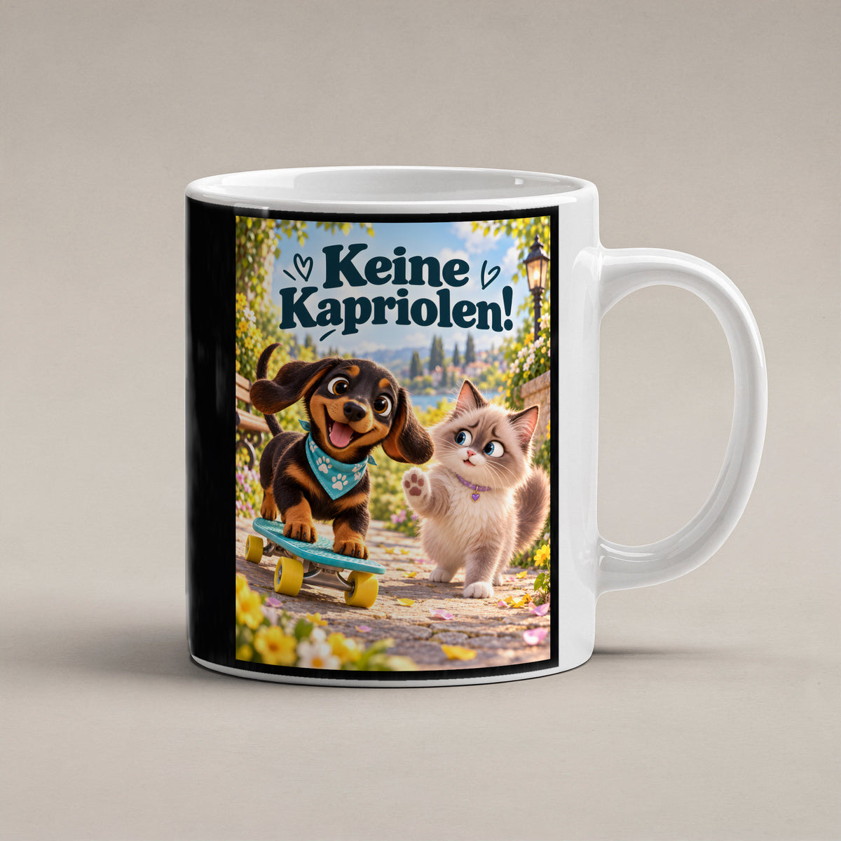 Kleiner Rollbrettheld – Dackeltasse mit Spruch. Spruch: Keine Kapriolen! Beidseitige Motivansicht. 1 STUDIO. Weiß.