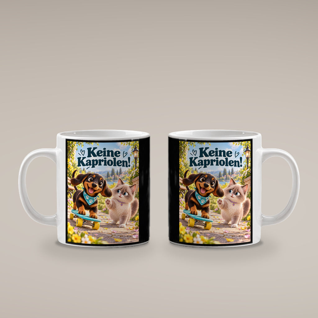 Kleiner Rollbrettheld – Dackeltasse mit Spruch. Spruch: Keine Kapriolen! Beidseitige Motivansicht. 4 BEIDE SEITEN. Weiß.