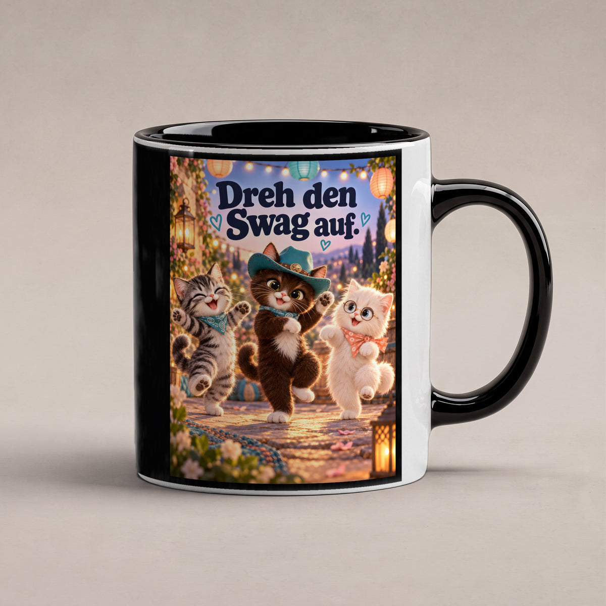 Kleine Tanzcrew – Katzentasse mit Spruch. Spruch: Dreh den Swag auf. Beidseitige Motivansicht. 1 STUDIO. Innen schwarz.