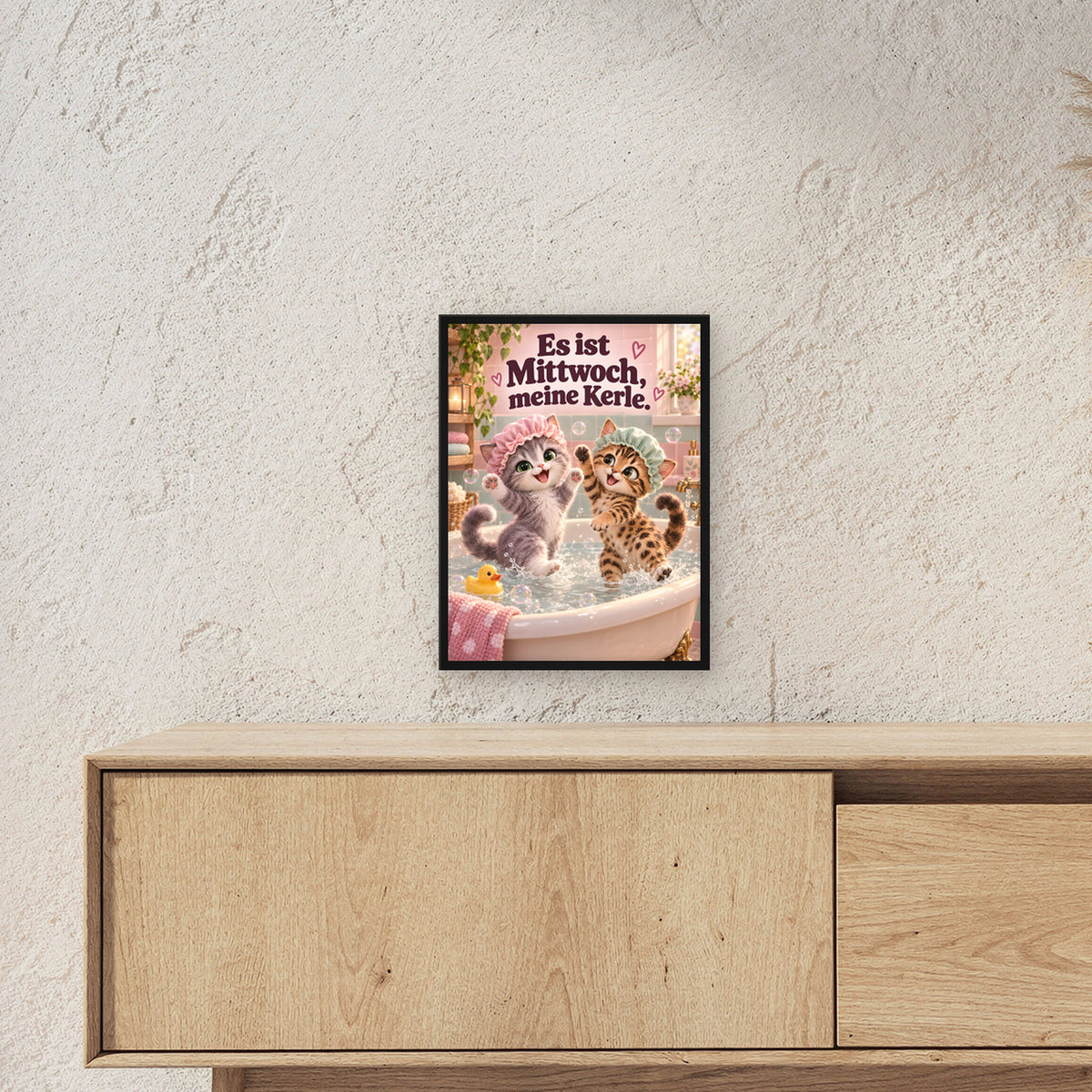 Badeparty – Gerahmtes Katzenbild. Spruch: Es ist Mittwoch, meine Kerle. Schwarzer Rahmen ohne Passepartout. 3 RAUM 30x40cm. 30×40 cm.