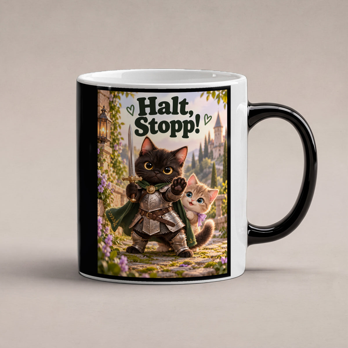 Tapferer Samtpfotenritter – Katzentasse mit Spruch. Spruch: Halt, Stopp! Beidseitige Motivansicht. 1 STUDIO HEISS. Zaubertasse: Wärmeeffekt.