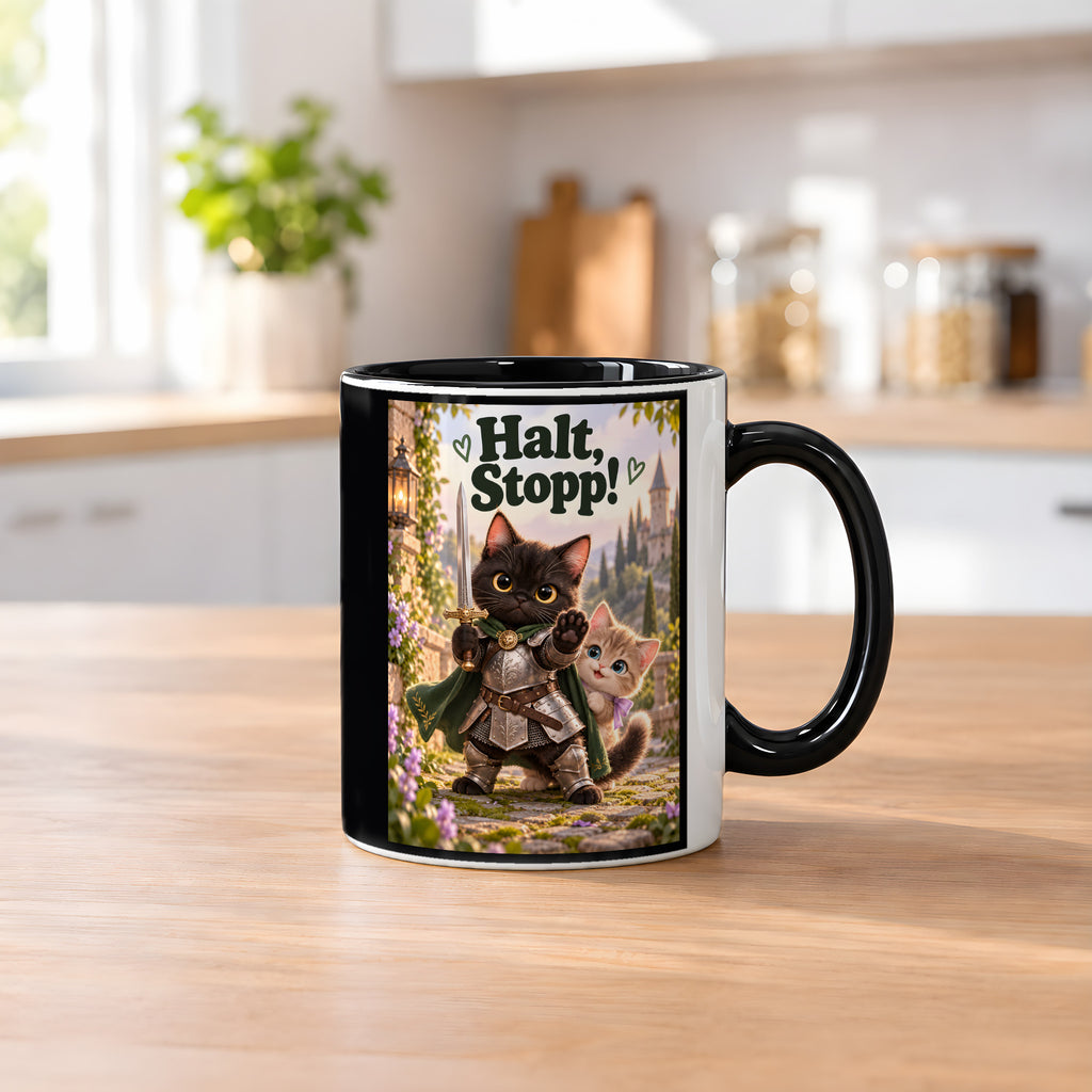 Tapferer Samtpfotenritter – Katzentasse mit Spruch. Spruch: Halt, Stopp! Beidseitige Motivansicht. 2 KUECHE. Innen schwarz.