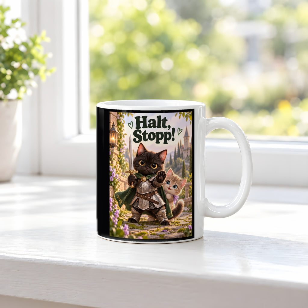 Tapferer Samtpfotenritter – Katzentasse mit Spruch. Spruch: Halt, Stopp! Beidseitige Motivansicht. 3 FENSTER. Weiß.
