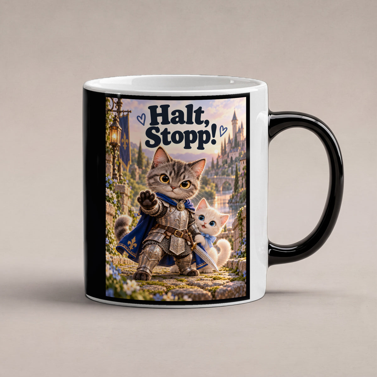 Kleiner Beschützer – Katzentasse mit Spruch. Spruch: Halt, Stopp! Beidseitige Motivansicht. 1 STUDIO HEISS. Zaubertasse: Wärmeeffekt.