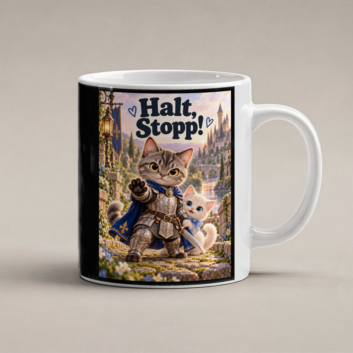 Kleiner Beschützer – Katzentasse mit Spruch. Spruch: Halt, Stopp! Beidseitige Motivansicht. 1 STUDIO. Weiß.