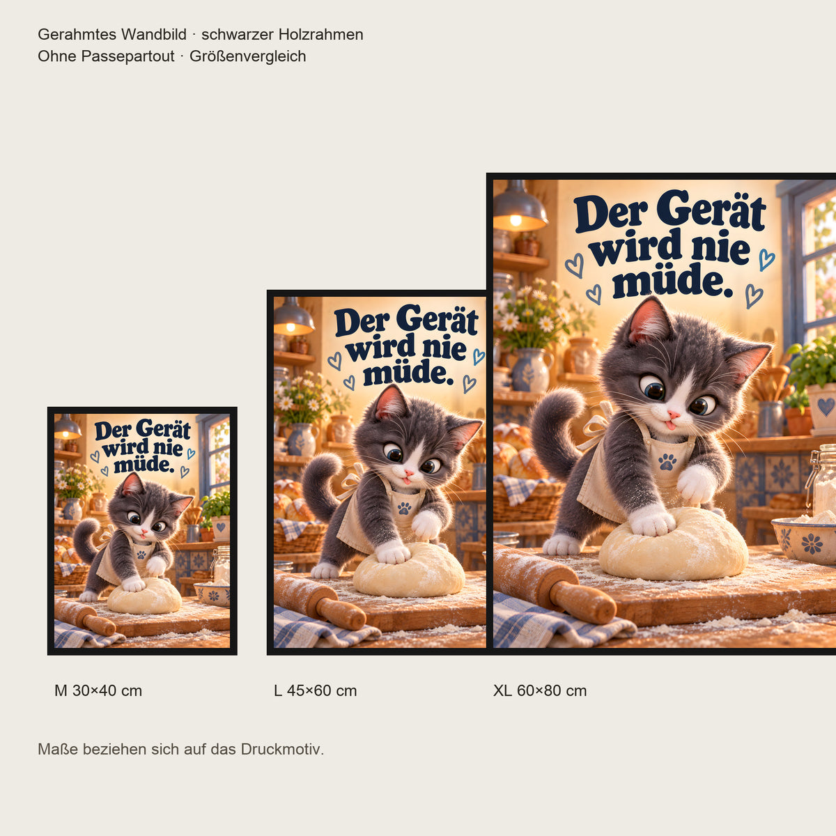 Teigknetmeister – Gerahmtes Katzenbild. Spruch: Der Gerät wird nie müde. Schwarzer Rahmen ohne Passepartout. 5 GROESSEN. M 30×40, L45×60, XL60×80 cm.