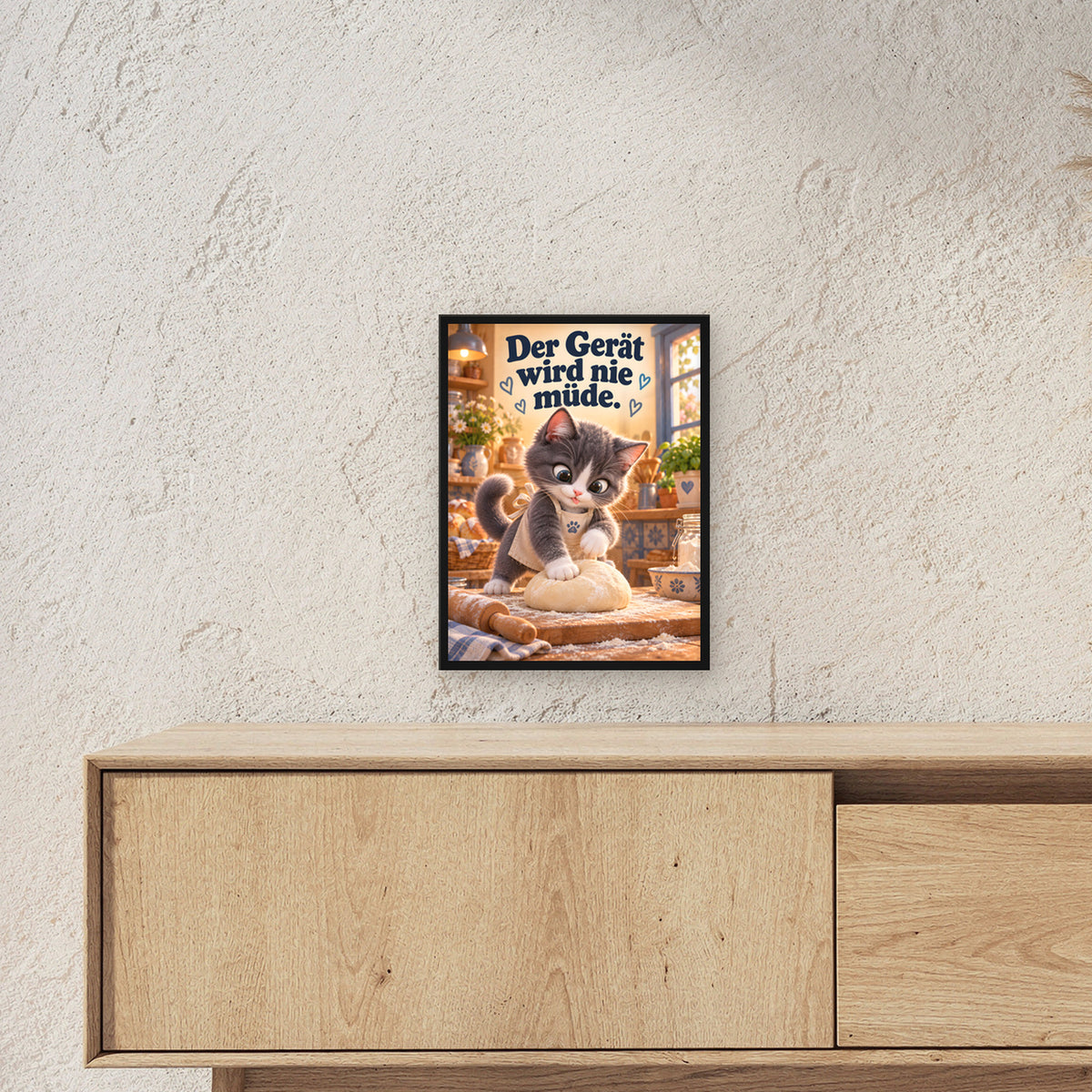 Teigknetmeister – Gerahmtes Katzenbild. Spruch: Der Gerät wird nie müde. Schwarzer Rahmen ohne Passepartout. 3 RAUM 30x40cm. 30×40 cm.