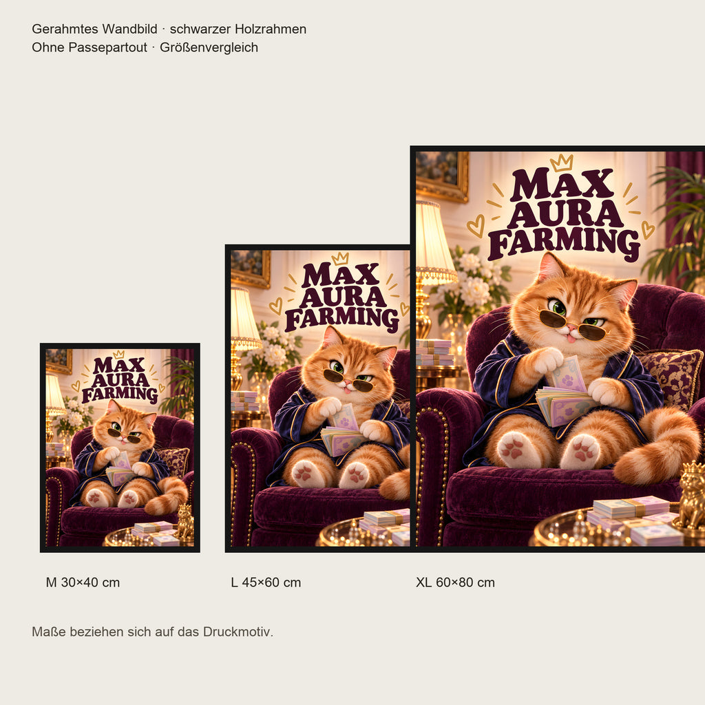 Kleiner Kassenboss – Gerahmtes Katzenbild. Spruch: MAX AURA FARMING Schwarzer Rahmen ohne Passepartout. 5 GROESSEN. M 30×40, L45×60, XL60×80 cm.