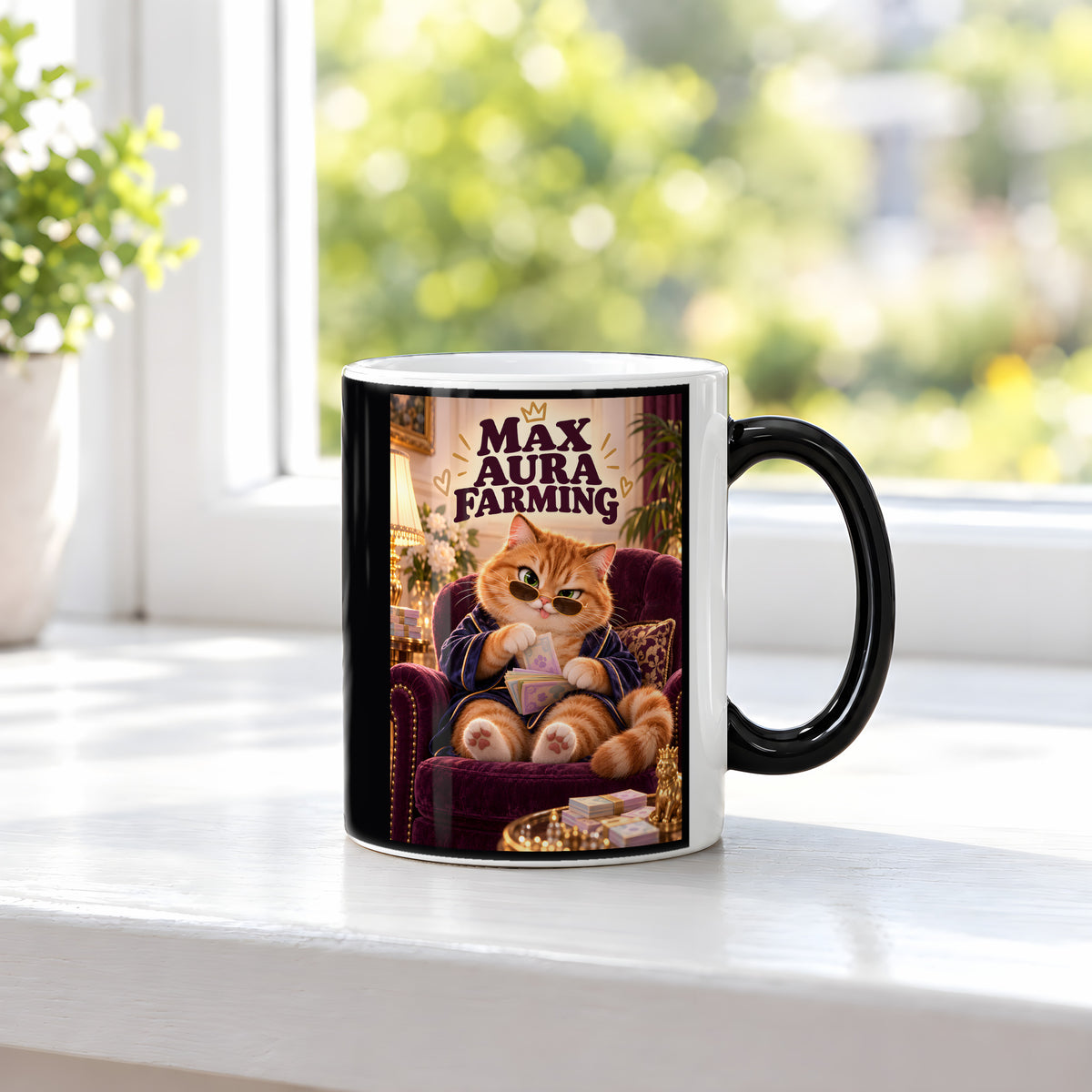 Kleiner Kassenboss – Katzentasse mit Spruch. Spruch: MAX AURA FARMING Beidseitige Motivansicht. 3 FENSTER HEISS. Zaubertasse: Wärmeeffekt.