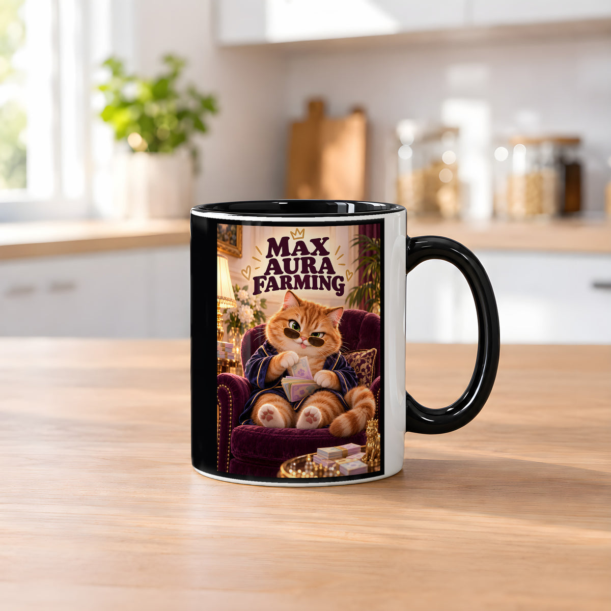 Kleiner Kassenboss – Katzentasse mit Spruch. Spruch: MAX AURA FARMING Beidseitige Motivansicht. 2 KUECHE. Innen schwarz.
