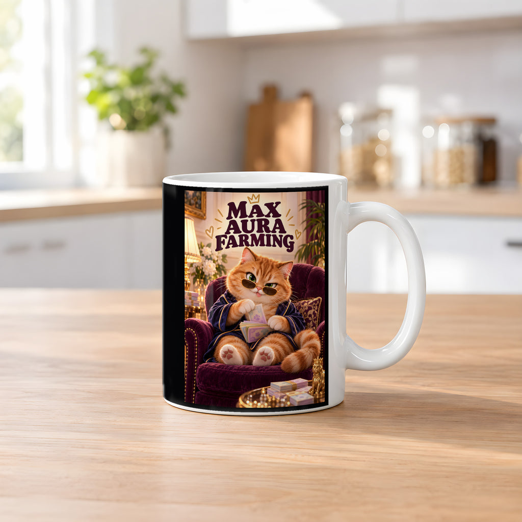 Kleiner Kassenboss – Katzentasse mit Spruch. Spruch: MAX AURA FARMING Beidseitige Motivansicht. 2 KUECHE. Weiß.