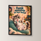 Frecher Zungenblick – Gerahmtes Katzenbild. Spruch: funk nonstop in her head Schwarzer Rahmen ohne Passepartout. 2 WINKEL. 30×40 cm.