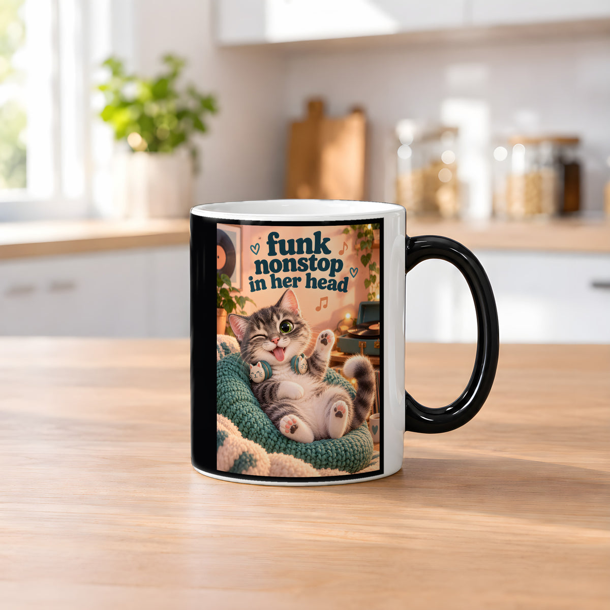 Frecher Zungenblick – Katzentasse mit Spruch. Spruch: funk nonstop in her head Beidseitige Motivansicht. 2 KUECHE HEISS. Zaubertasse: Wärmeeffekt.