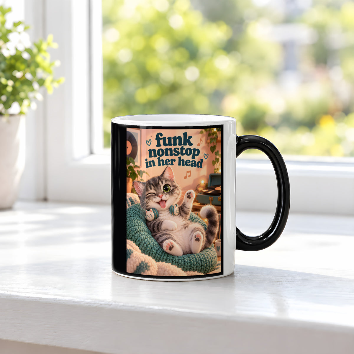 Frecher Zungenblick – Katzentasse mit Spruch. Spruch: funk nonstop in her head Beidseitige Motivansicht. 3 FENSTER HEISS. Zaubertasse: Wärmeeffekt.