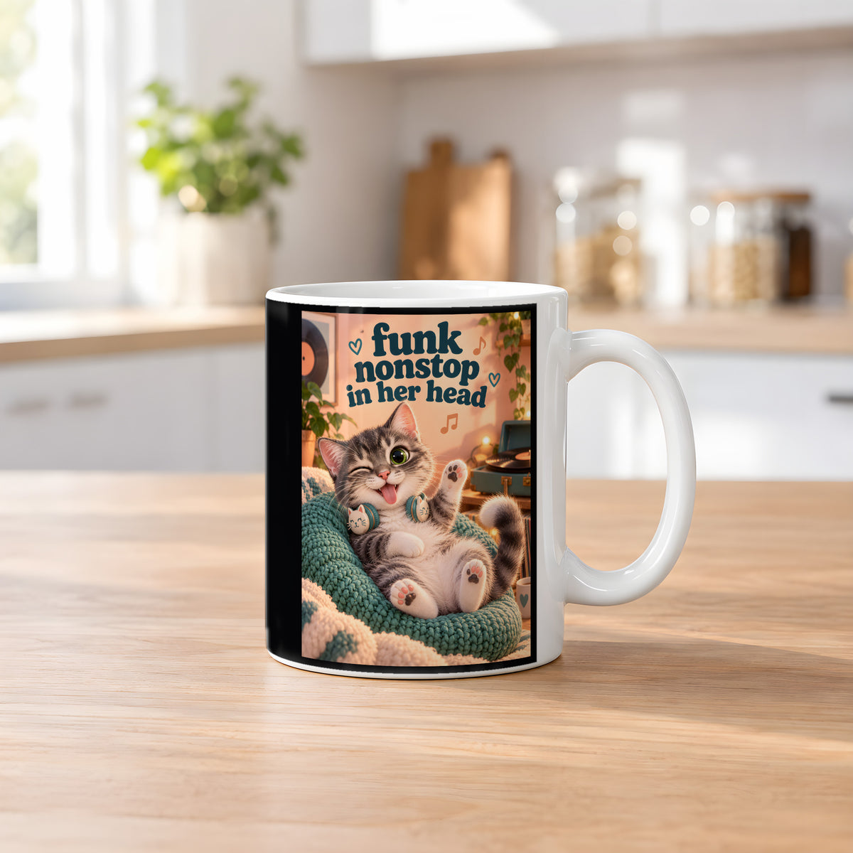 Frecher Zungenblick – Katzentasse mit Spruch. Spruch: funk nonstop in her head Beidseitige Motivansicht. 2 KUECHE. Weiß.