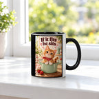 Topfbesetzer – Katzentasse mit Spruch. Spruch: If it fits he sits Beidseitige Motivansicht. 3 FENSTER. Innen schwarz.