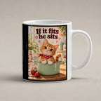 Topfbesetzer – Katzentasse mit Spruch. Spruch: If it fits he sits Beidseitige Motivansicht. 1 STUDIO. Weiß.