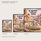 Kleiner Hasenmut – Gerahmtes Hasenbild. Spruch: It started with one kiss Schwarzer Rahmen ohne Passepartout. 5 GROESSEN. M 30×40, L45×60, XL60×80 cm.