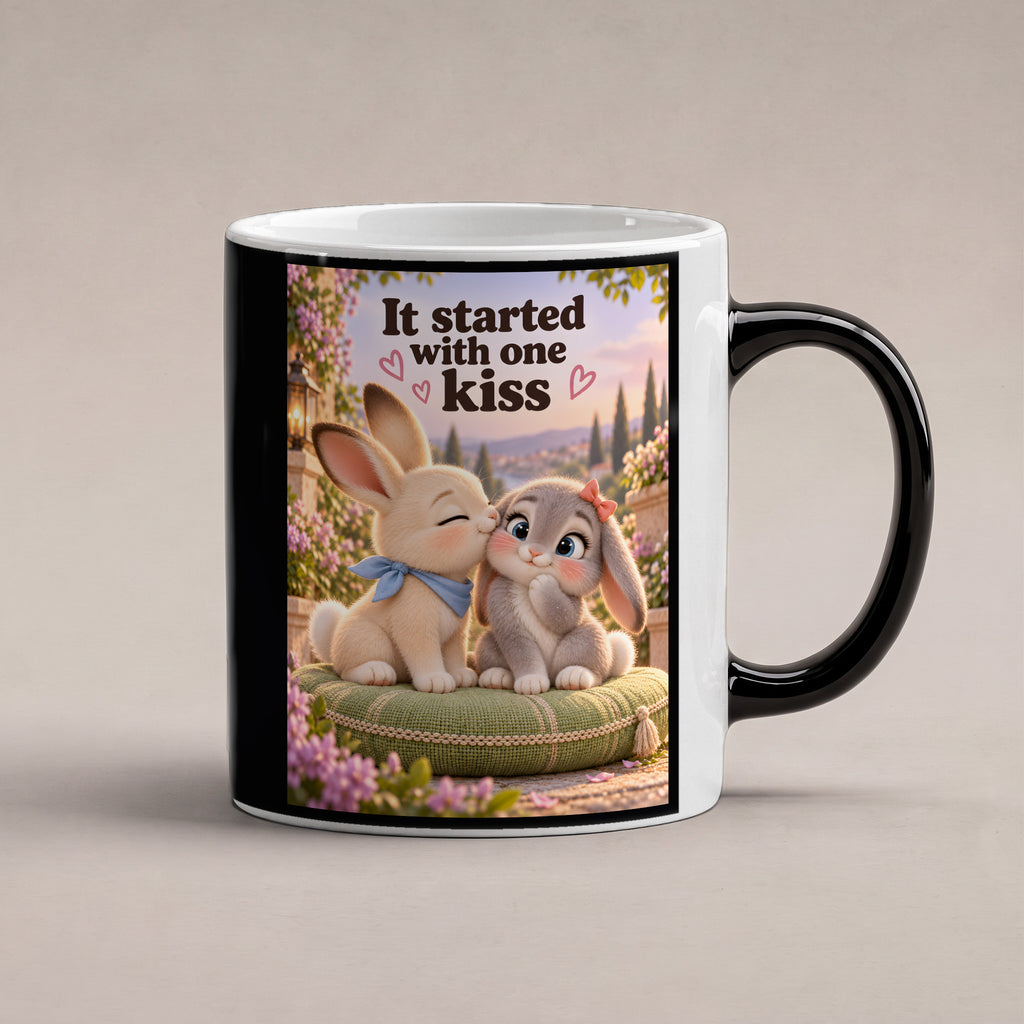 Kleiner Hasenmut – Hasentasse mit Spruch. Spruch: It started with one kiss Beidseitige Motivansicht. 1 STUDIO HEISS. Zaubertasse: Wärmeeffekt.