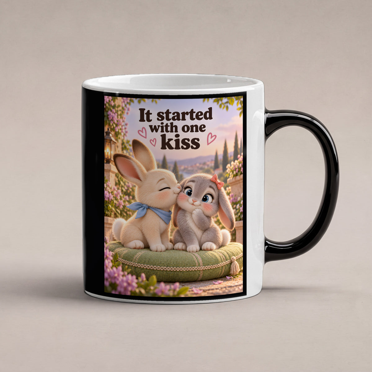 Kleiner Hasenmut – Hasentasse mit Spruch. Spruch: It started with one kiss Beidseitige Motivansicht. 1 STUDIO HEISS. Zaubertasse: Wärmeeffekt.