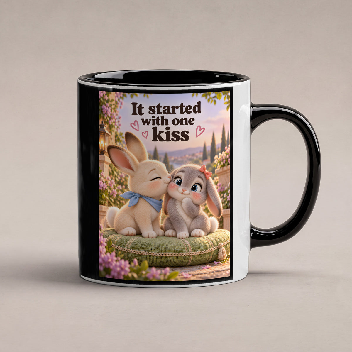 Kleiner Hasenmut – Hasentasse mit Spruch. Spruch: It started with one kiss Beidseitige Motivansicht. 1 STUDIO. Innen schwarz.