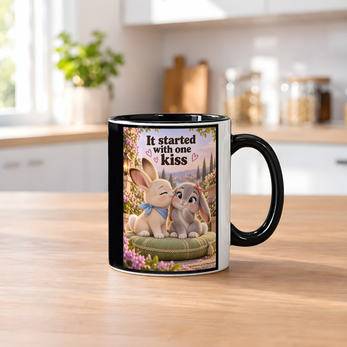 Kleiner Hasenmut – Hasentasse mit Spruch. Spruch: It started with one kiss Beidseitige Motivansicht. 2 KUECHE. Innen schwarz.