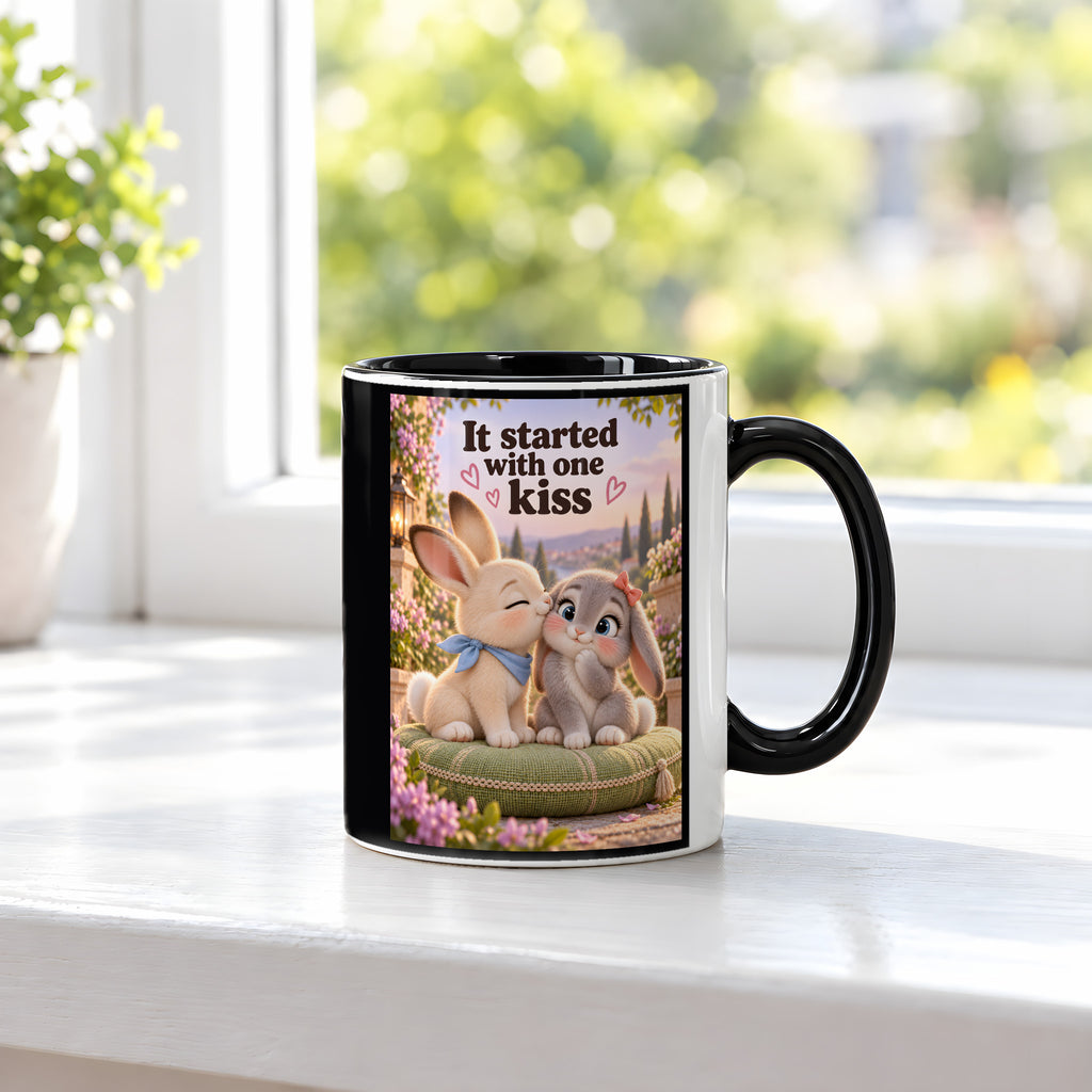 Kleiner Hasenmut – Hasentasse mit Spruch. Spruch: It started with one kiss Beidseitige Motivansicht. 3 FENSTER. Innen schwarz.