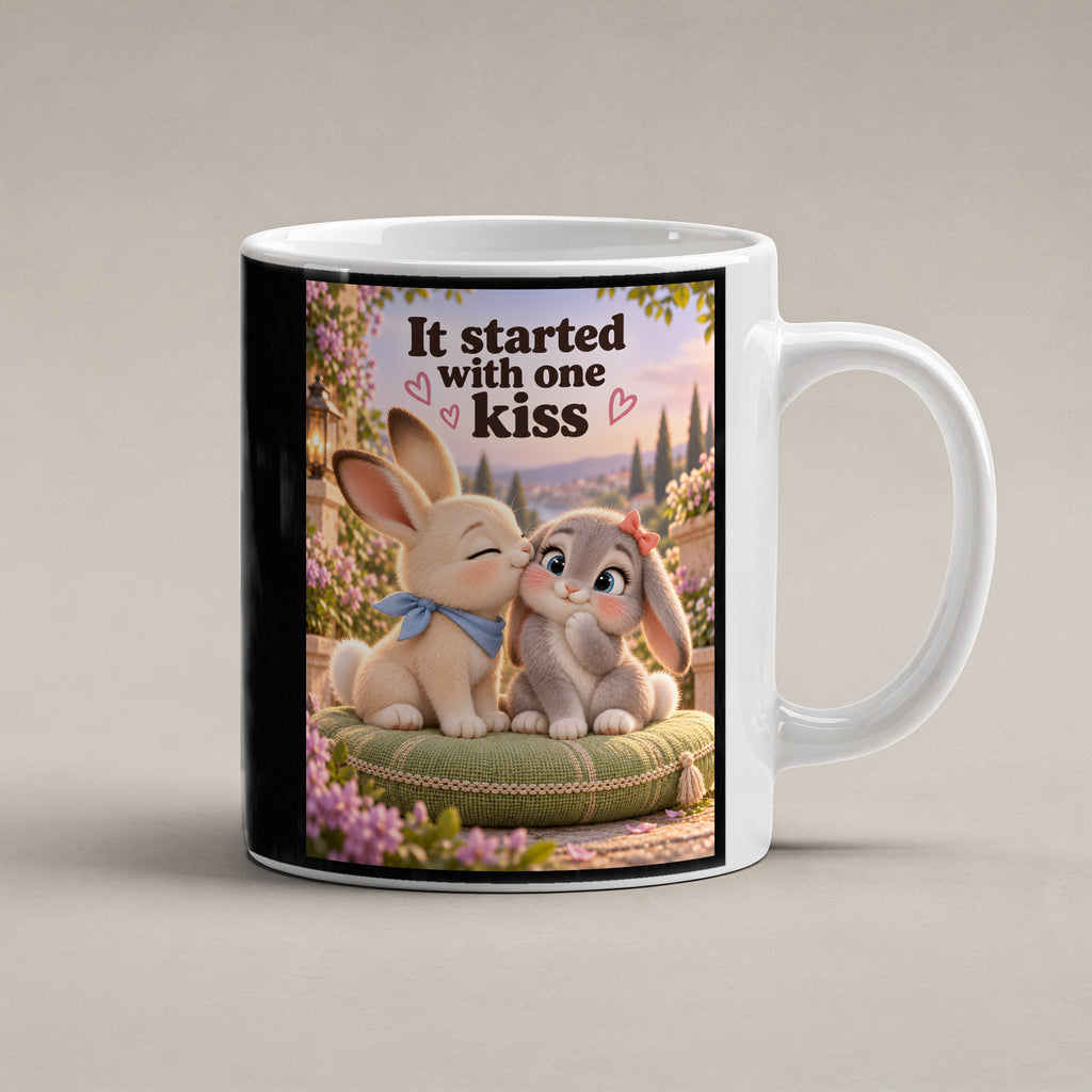Kleiner Hasenmut – Hasentasse mit Spruch. Spruch: It started with one kiss Beidseitige Motivansicht. 1 STUDIO. Weiß.